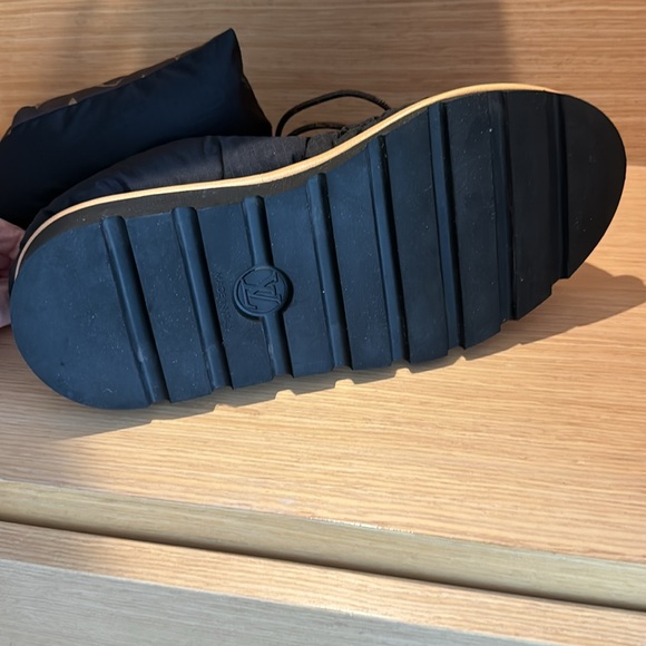 Louis Vuitton Pellow Comfort Ankle  Boots. - Picture 5 of 8